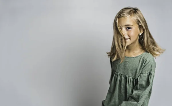 Little child smiling and looking at camera on studio — Foto de Stock