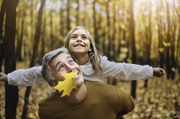 秋のカラフルな森で楽しい父と娘 — ストック写真