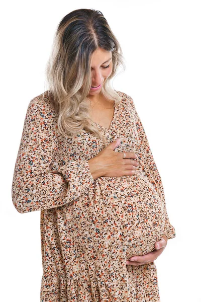 Těhotná žena v neformálním oblečení izolovaných na bílém pozadí — Stock fotografie
