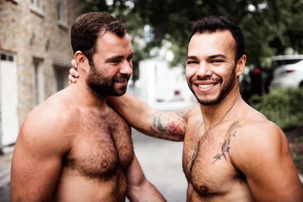 Un ritratto di un felice gay coppia all'aperto in urbano sfondo — Foto Stock
