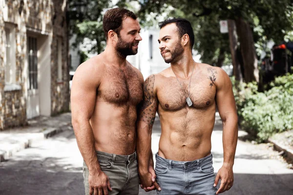 Portrét šťastného homosexuálního páru venku v městském prostředí — Stock fotografie