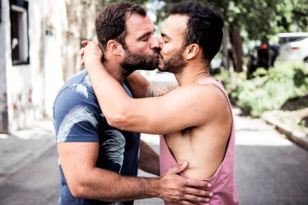 Een portret van een gelukkig gay paar buiten in stedelijke achtergrond — Stockfoto