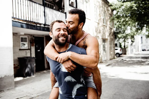 Portrait d'un couple gay heureux en plein air en milieu urbain — Photo
