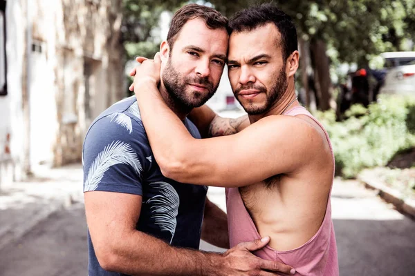 Портрет щасливої гей-пара на відкритому повітрі у міському фоні — стокове фото