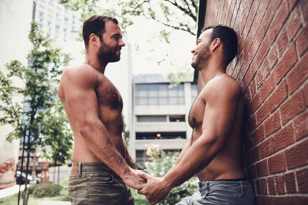 Портрет счастливой гей-пары на открытом воздухе в городском фоне — стоковое фото