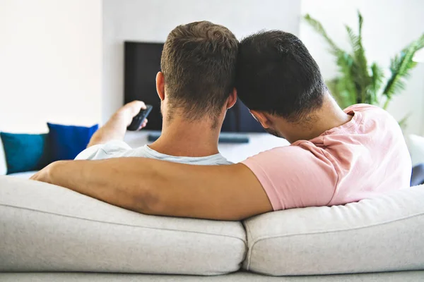 Portrait d'un couple gay masculin mignon à la maison — Photo