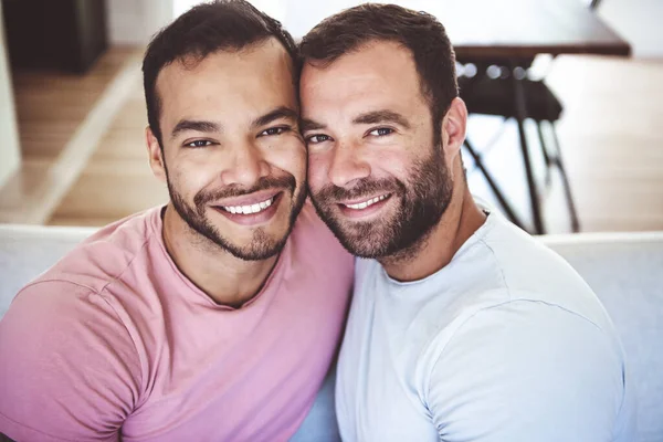 Porträtt av ett gulligt manligt homosexuellt par hemma — Stockfoto