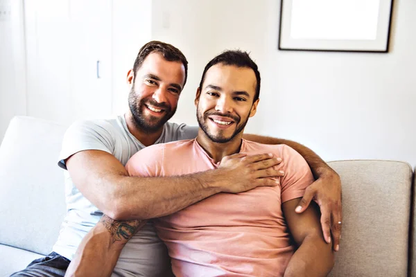 집에 있는 귀여운 남성 동성애자 부부의 모습 — 스톡 사진