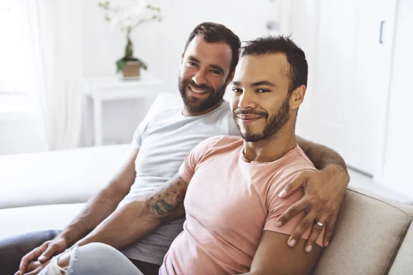 Portrait d'un couple gay masculin mignon à la maison — Photo