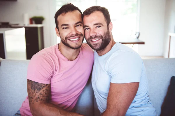 Retrato de um bonito masculino gay casal no casa — Fotografia de Stock