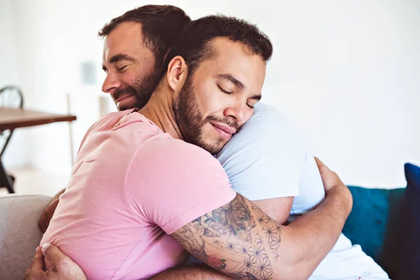Портрет милої чоловічої гей пари вдома — стокове фото