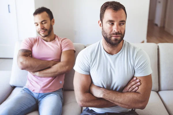 Retrato de um bonito masculino gay casal no casa — Fotografia de Stock