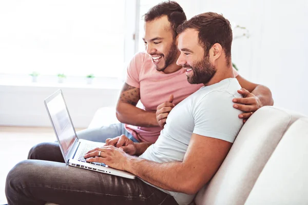 Retrato de um bonito masculino gay casal no casa — Fotografia de Stock