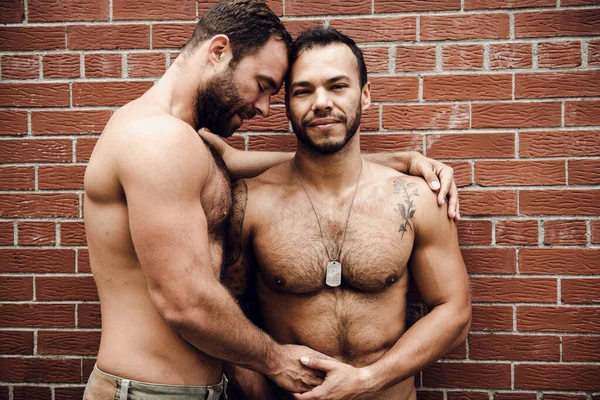 Un ritratto di un felice gay coppia all'aperto in urbano sfondo — Foto Stock