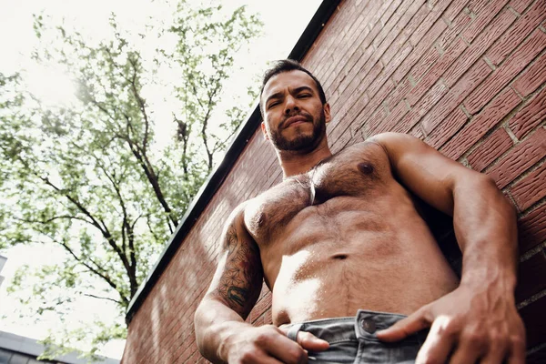 A shirtless man outside in a city street — Zdjęcie stockowe