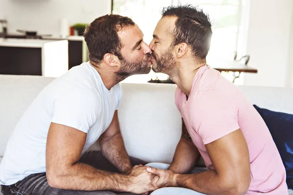 Retrato de um bonito masculino gay casal no casa — Fotografia de Stock