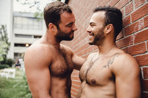 都会の中で幸せなゲイカップルの屋外の肖像 — ストック写真