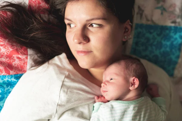 A Portrait of a beautiful mother with her newborn baby in the bedroom — Foto de Stock