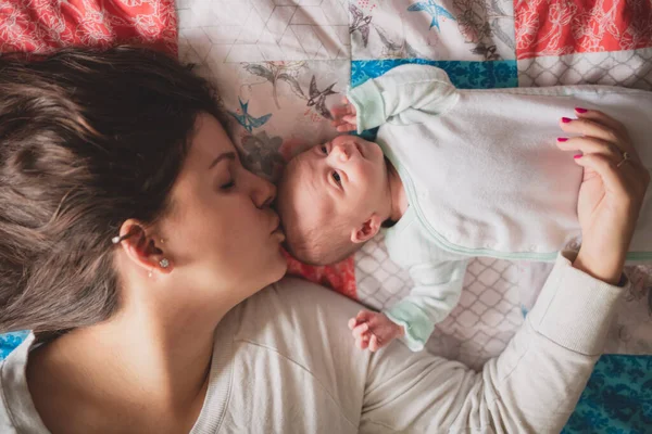 A Portrait of a beautiful mother with her newborn baby in the bedroom — Foto de Stock