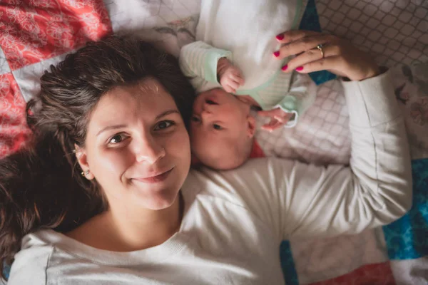 A Portrait of a beautiful mother with her newborn baby in the bedroom — Foto Stock
