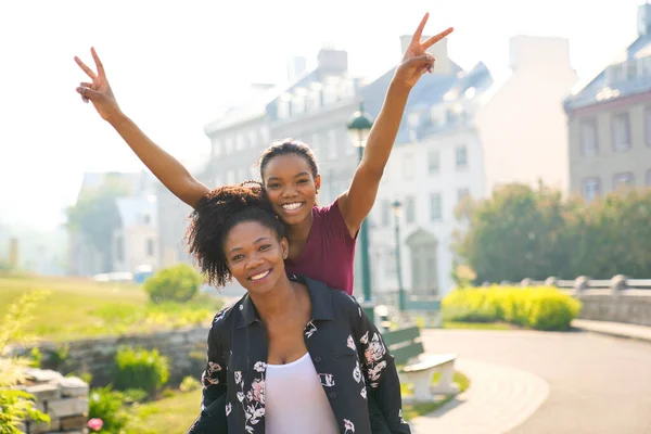 Latijns-Amerikaanse moeder met haar dochter samen — Stockfoto