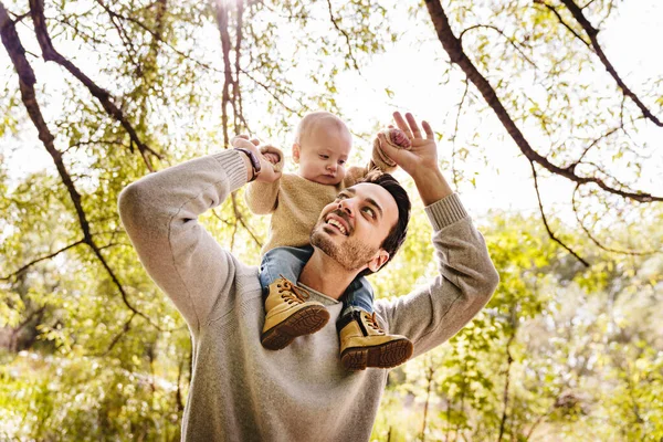 Père et bébé dans est épaule avoir du plaisir dans la forêt — Photo