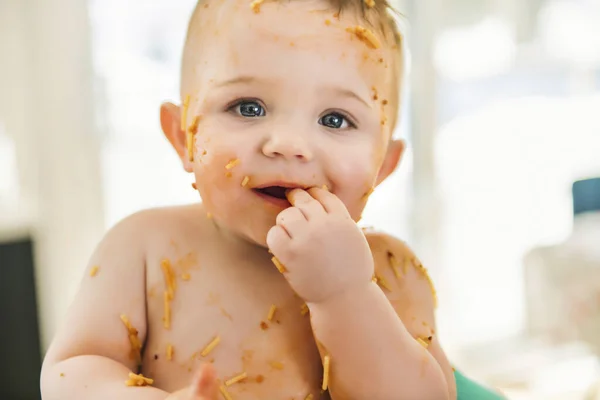 Kleine baby jongen eet haar eten en maakt een puinhoop — Stockfoto