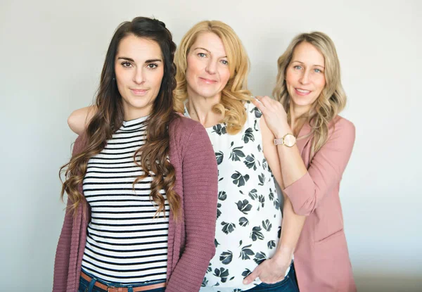 Grupo de amigos mujer retrato cerca de una pared blanca —  Fotos de Stock