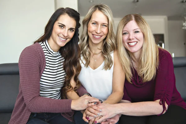 Grupo de amigos mulher retrato sentar no sofá mão sobre — Fotografia de Stock