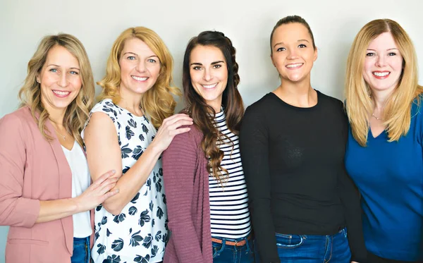 Group of friends woman portrait close to a white wall — Stok fotoğraf