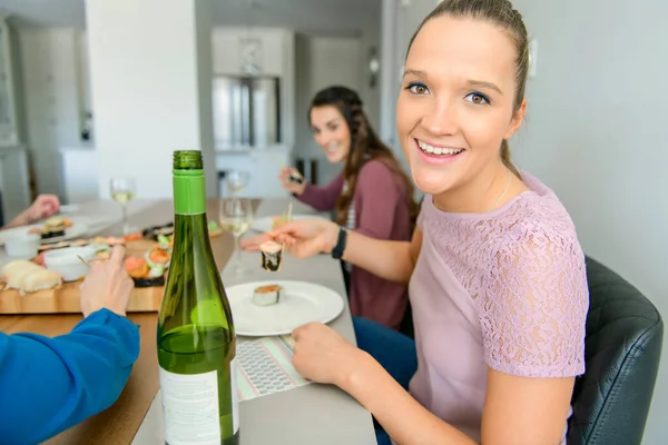 Gruppo di persone mature attraenti che mangiano sushi a casa — Foto Stock