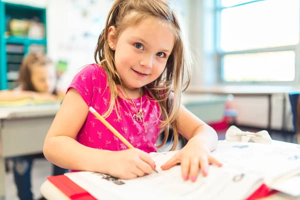 Éducation et concept scolaire petite élève fille étudiant à l'école — Photo