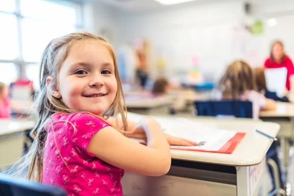 Éducation et concept scolaire petite élève fille étudiant à l'école — Photo