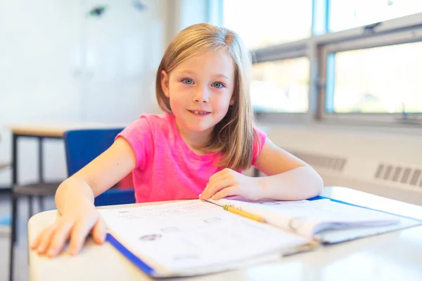 Educación y concepto escolar niña estudiante que estudia en la escuela — Foto de Stock