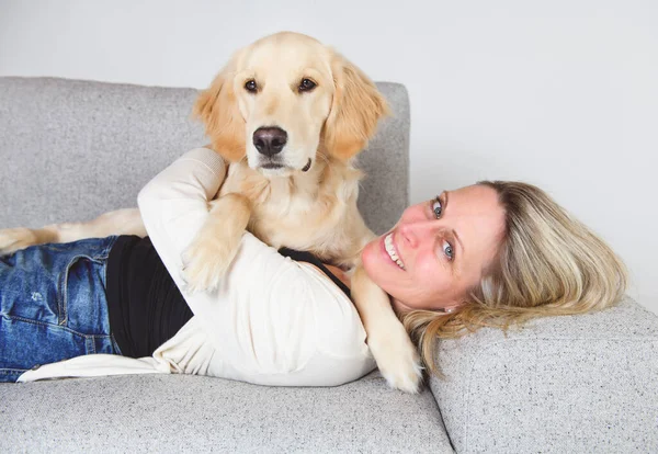 A woman with her golden Retriever dog — Stockfoto
