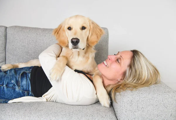 A woman with her golden Retriever dog — Stockfoto