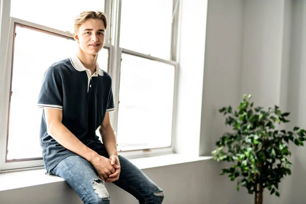 Um jovem adolescente bonito homem retrato em casa — Fotografia de Stock