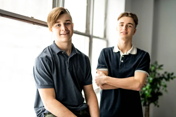 Los dos amigos felices retrato dentro de la casa —  Fotos de Stock