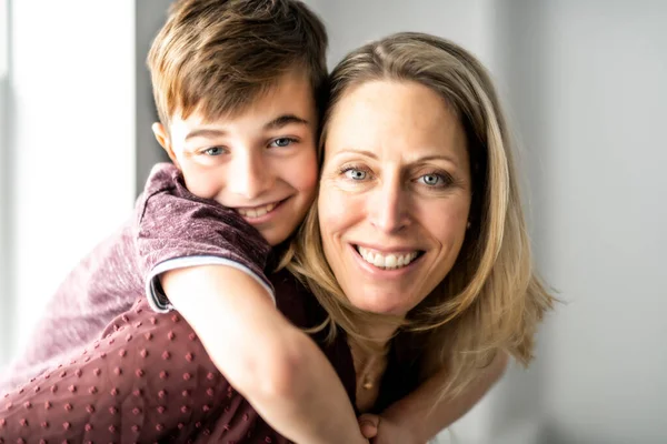 Een volk en familie gelukkige jongen met moeder thuis — Stockfoto
