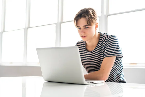A nice Teenage Boy Using Laptop At Home — ストック写真