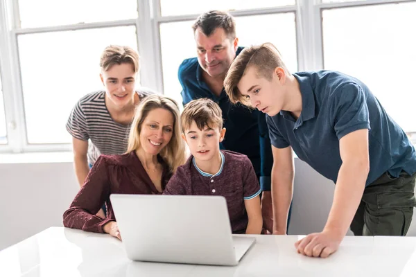 Большая семья смотрит в компьютер дома — стоковое фото