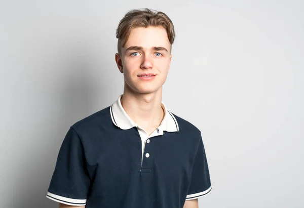 Портрет молодого подростка над белой стеной — стоковое фото