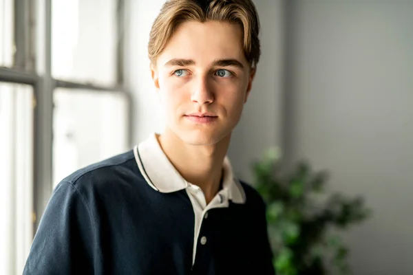 Um jovem adolescente bonito homem retrato em casa — Fotografia de Stock
