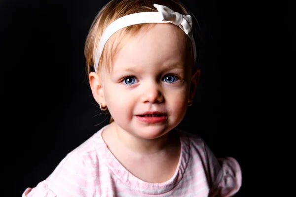 Urocza dziewczynka dwa lata na ciemnym tle — Zdjęcie stockowe