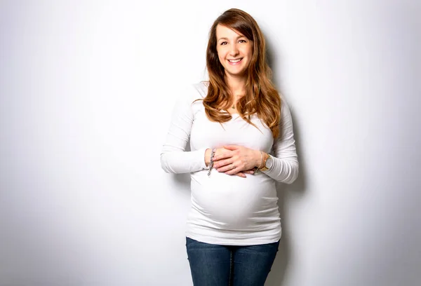 Porträt einer entzückenden Schwangeren in Weiß — Stockfoto