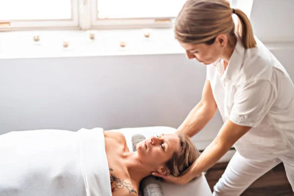 A Woman enjoying spa treatment at salon with masseur worker — Stock Photo, Image