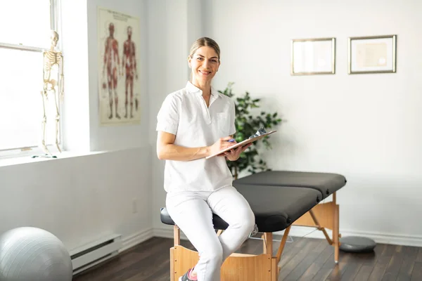 Сучасна реабілітаційна фізіотерапія жінка працівник на роботі — стокове фото