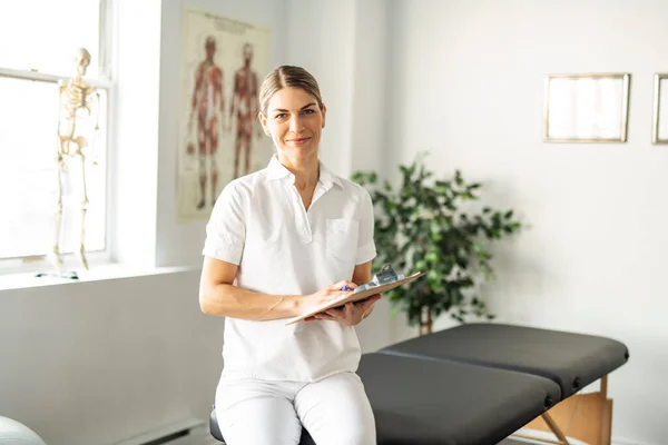 Moderní rehabilitační fyzioterapeutka pracovnice v práci — Stock fotografie