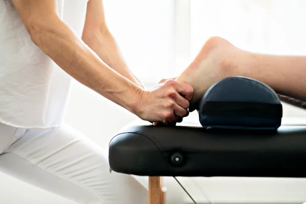 A Modern rehabilitation physiotherapy woman worker with client — Foto Stock