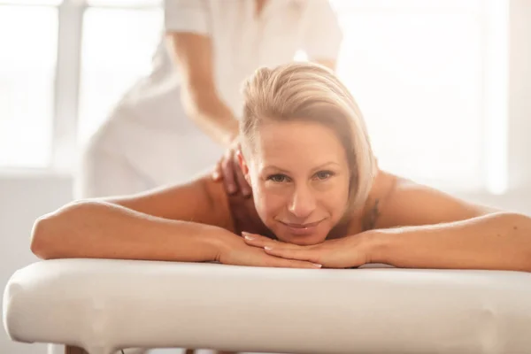A nő élvezi spa kezelés szalonban masszőr munkavállaló — Stock Fotó